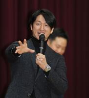 　生徒の質問に答える近本（撮影・田中太一）