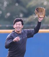 　笑顔でアメリカンノックを受ける創価大・立石正広（撮影・西岡正）