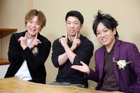 　ぺこぱとポーズを決める石井（中央）＝撮影・坂部計介