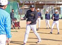 　講習会で指導するタイガースアカデミーの森田コーチ＝２０２４年
