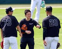 　金村コーチの話をデュプランティエに通訳する中西通訳（中央）＝４月１８日