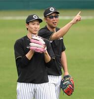 　金村投手コーチ（右）と話す湯浅＝５月２日