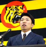 　契約を更改し会見する石井（撮影・山口登）