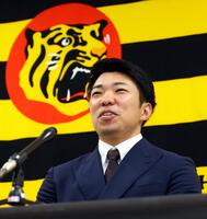 　契約を更改し会見する石井（撮影・山口登）