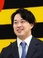 　入団会見で笑顔を見せる浜田（撮影・山口登）