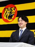 　入団会見で笑顔を見せる浜田（撮影・山口登）