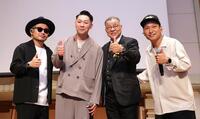 　掛布雅之氏野球殿堂入りを祝う会のライブゲストで登場し掛布雅之氏（中央右）と記念撮影するベリーグッドマン（撮影・立川洋一郎）