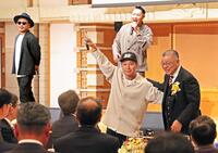 　掛布雅之氏野球殿堂入りを祝う会のライブゲストで登場し、会場を盛り上げるベリーグッドマン（撮影・立川洋一郎）