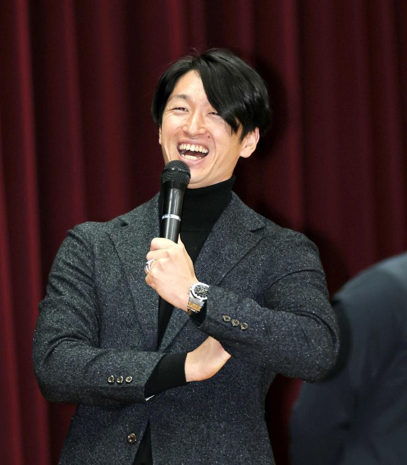 　母校のトークショーで笑顔を見せる近本（撮影・田中太一）