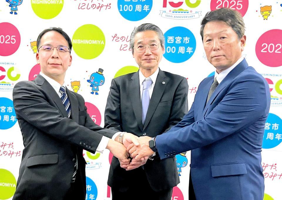 　会見に出席した（左から）西宮市の藤岡謙一教育長、嶌村球団本部長、水口栄二氏