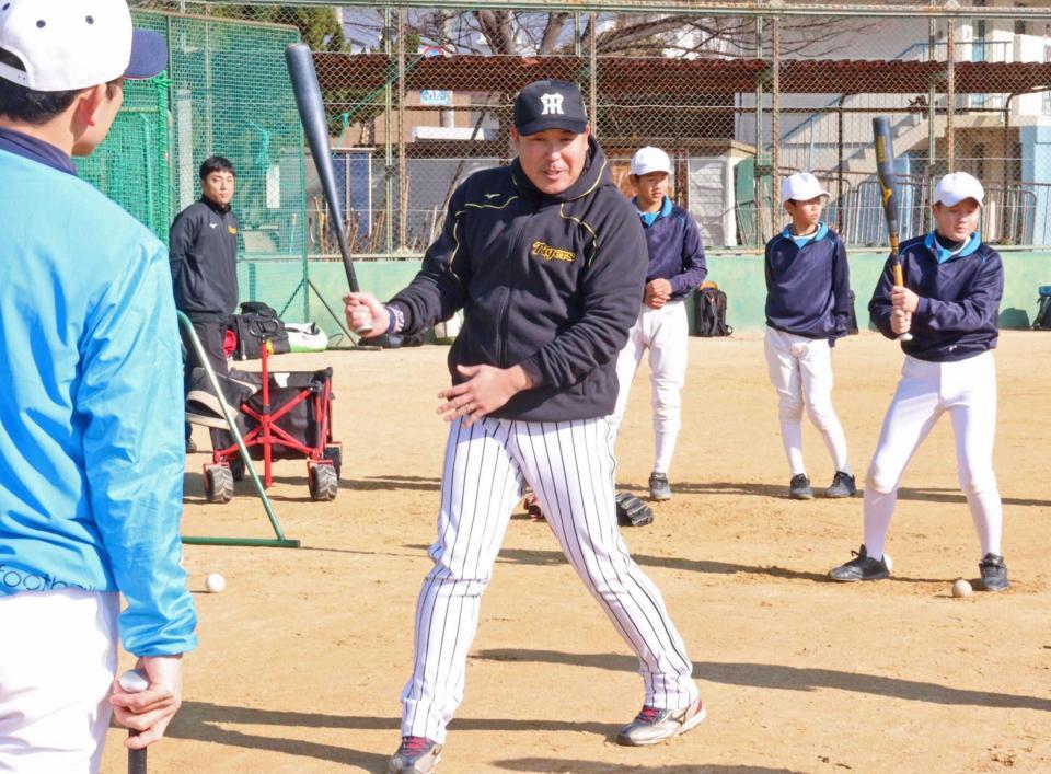 　講習会で指導するタイガースアカデミーの森田コーチ＝２０２４年