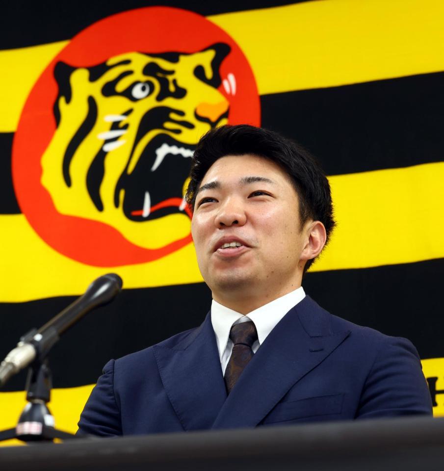 　契約を更改し会見する石井（撮影・山口登）