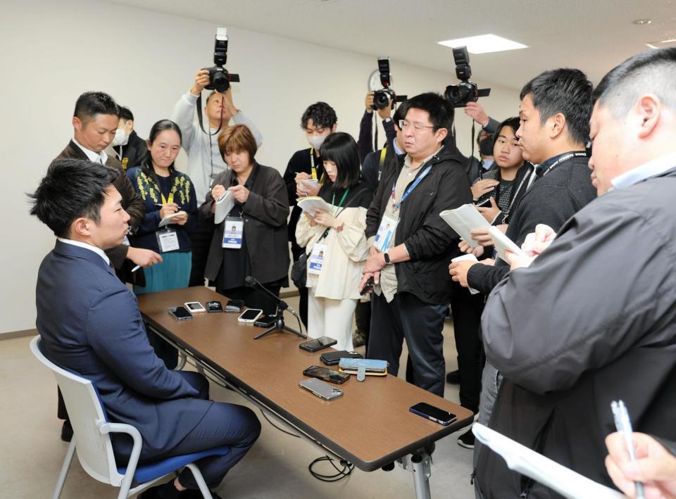 　契約更改を終え取材に応じる石井（撮影・山口登）