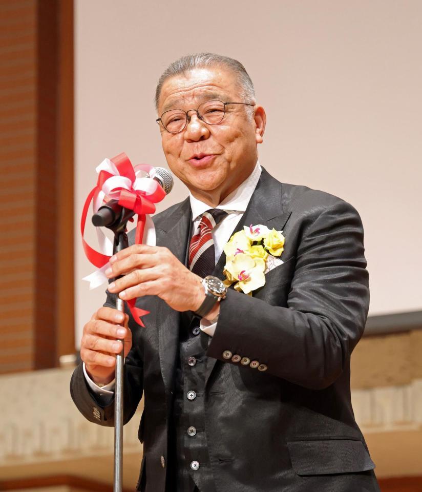 　野球殿堂入りを祝う会で登壇し、あいさつをする掛布雅之氏（撮影・立川洋一郎）