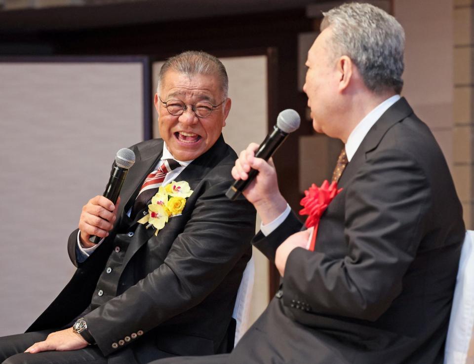 　江川卓氏（右）とトークショーで会場を盛り上げる掛布雅之氏（撮影・立川洋一郎）