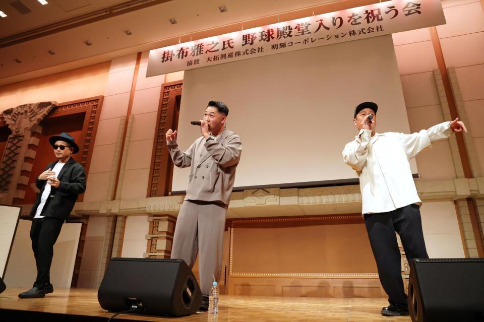 　掛布雅之氏野球殿堂入りを祝う会のライブゲストで登場し、会場を盛り上げるベリーグッドマン（撮影・立川洋一郎）