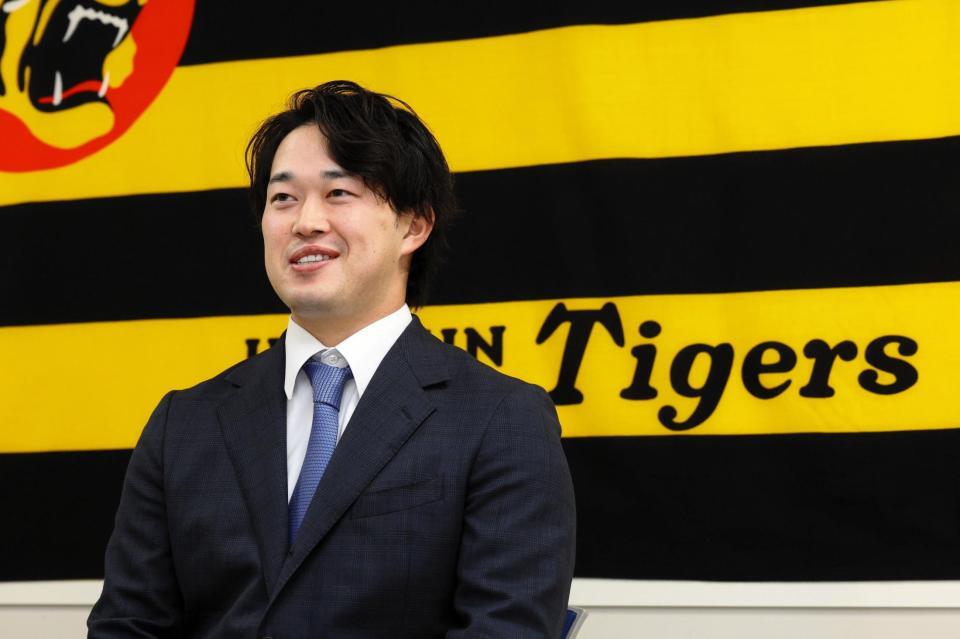 　入団会見で笑顔を見せる浜田（撮影・山口登）