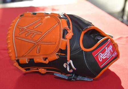 　伊藤将の来季モデルのグラブ。オレンジ色タイプ（撮影・出月俊成）