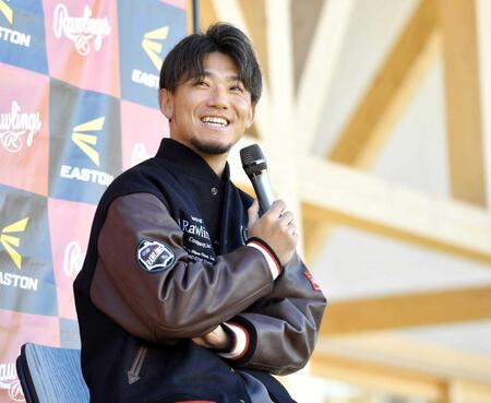 　トークショーで笑顔を見せる（撮影・出月俊成）