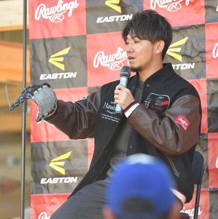 　来季モデルのグラブを手にする伊藤将（撮影・出月俊成）