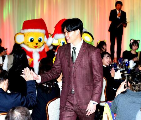 　ファンとタッチを交わす及川（撮影・北村雅宏）