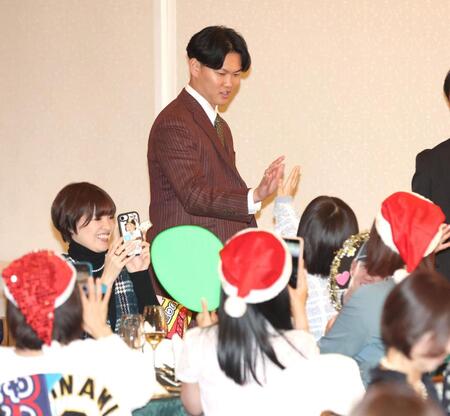 　ファンとタッチを交わす及川（撮影・北村雅宏）