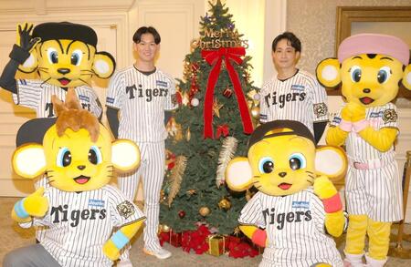 　記念写真に納まる及川（中央左）と木浪（同右）＝撮影・北村雅宏