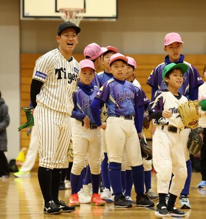 　子どものピッチングを見つめる伊原（左）＝撮影・中田匡峻