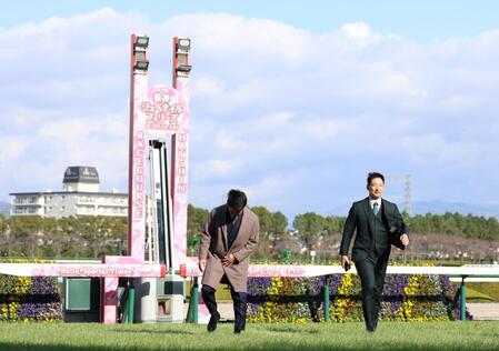 　トークショーを終え、芝を確認する石井（左）と引き揚げる岩崎（撮影・中田匡峻）