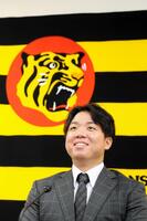 　契約更改を終え、会見する村上（撮影・山口登）