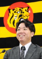 　契約更改を終え、会見する村上（撮影・山口登）