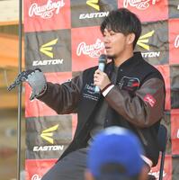 　来季モデルのグラブを手にする伊藤将（撮影・出月俊成）