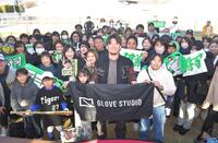 　ファンたちと笑顔で写真に納まる伊藤将（撮影・出月俊成）