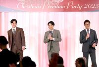 　クリスマスパーティーを楽しむ（左から）及川、木浪、能見氏（撮影・北村雅宏）