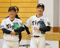 　笑顔を見せる伊原（左）と島本（撮影・中田匡峻）