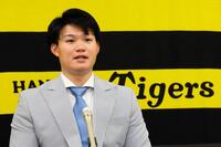 　契約を更改し会見する森下（撮影・山口登）