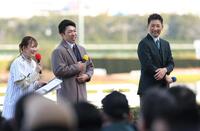 　トークショーで盛り上がる岩崎（右）と石井（撮影・中田匡峻）