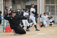 　野球教室で子どもたちのお手本となる梅野（撮影・飯室逸平）