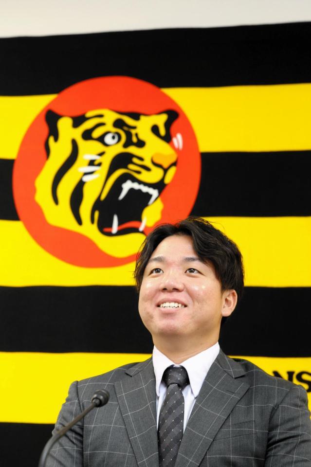 　契約更改を終え、会見する村上（撮影・山口登）