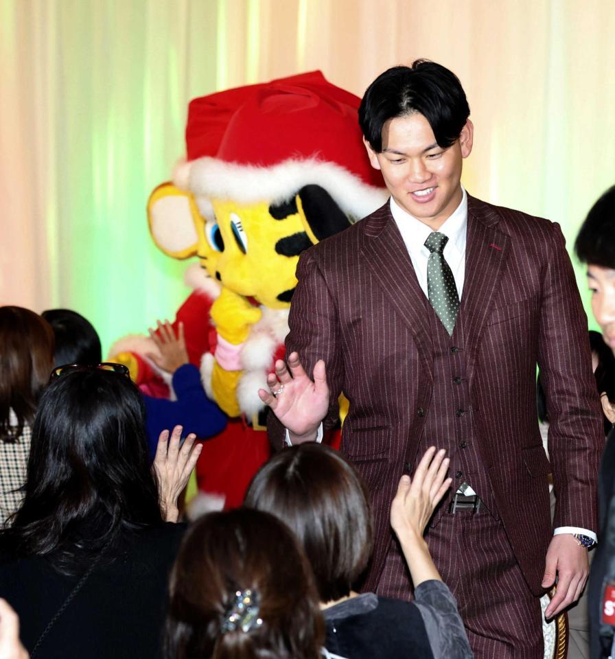 　訪れたファンとタッチを交わす及川（撮影・北村雅宏）