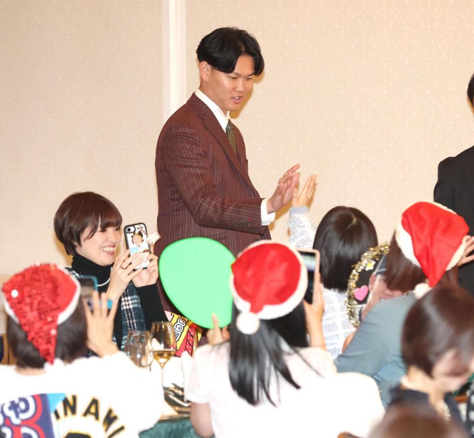 　ファンとタッチを交わす及川（撮影・北村雅宏）