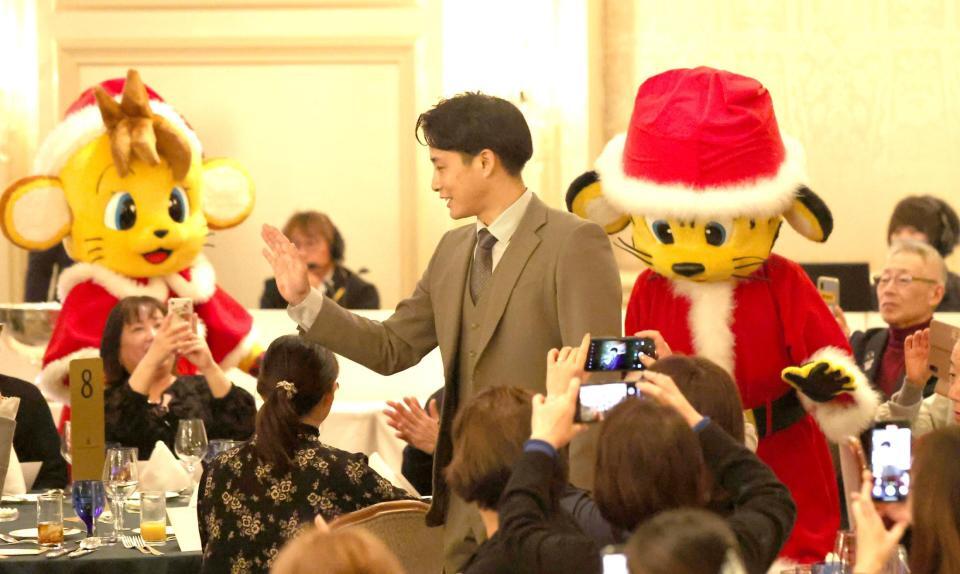 　ファンとタッチを交わす木浪（撮影・北村雅宏）