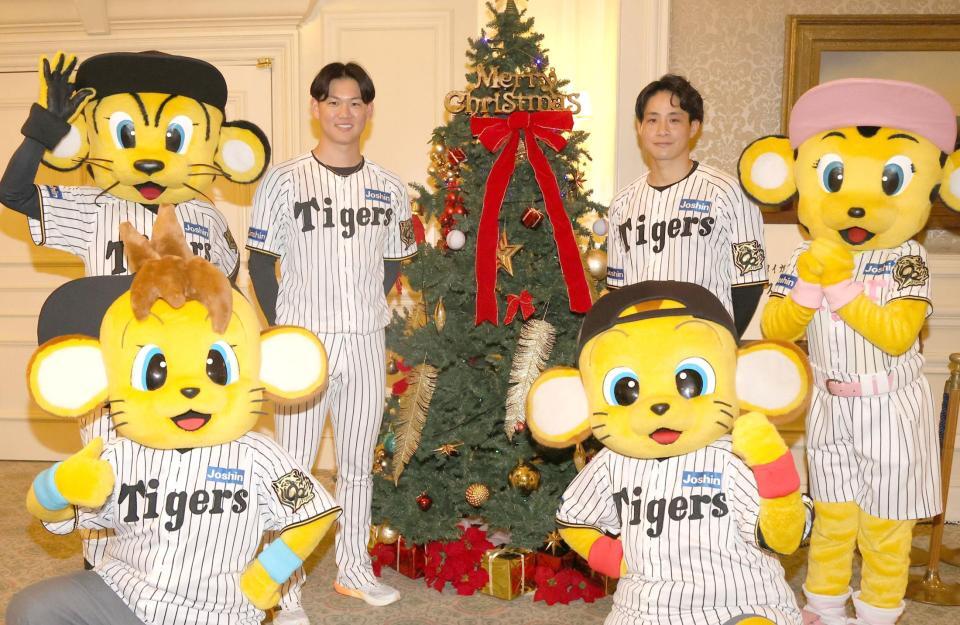 　記念写真に納まる及川（中央左）と木浪（同右）＝撮影・北村雅宏