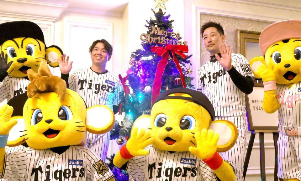 　記念写真に納まる村上（中央左）と岩崎（同右）（撮影・北村雅宏）