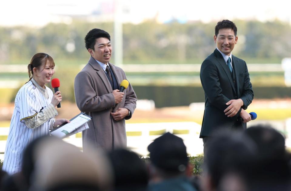 　トークショーで盛り上がる岩崎（右）と石井（撮影・中田匡峻）