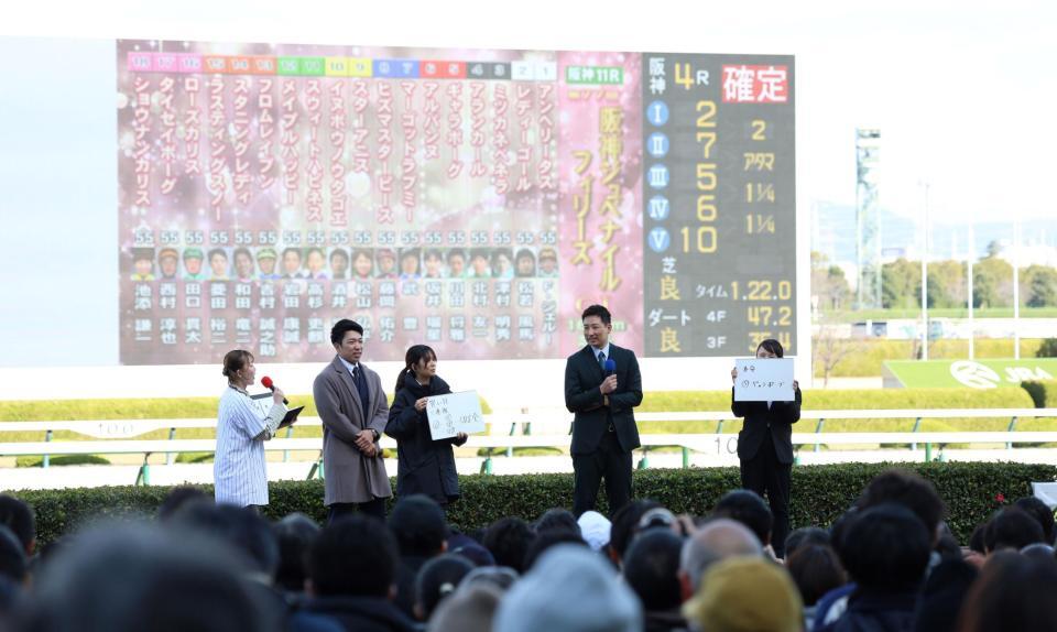 　トークショーで盛り上がる石井（左から２人目）と岩崎（左から４人目）＝撮影・中田匡峻