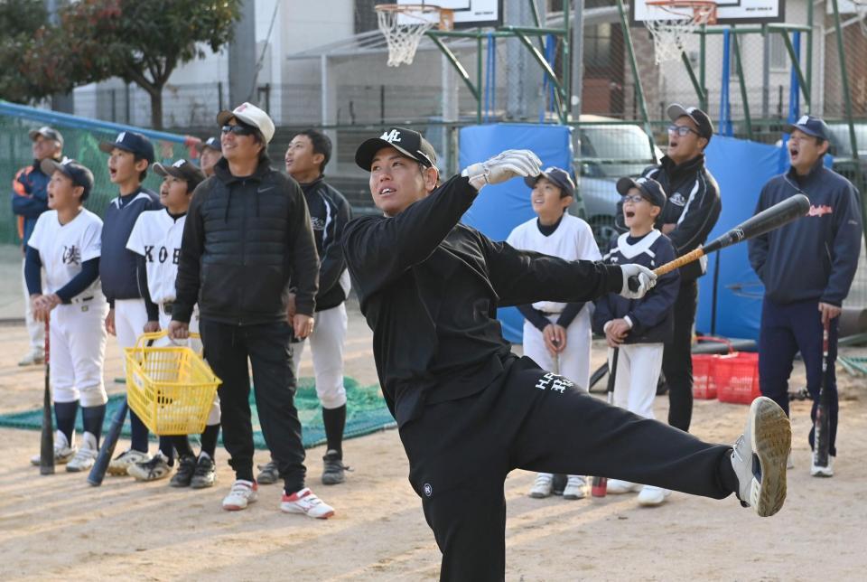 　梅野の豪快な打撃に子どもたちもびっくり（撮影・飯室逸平）