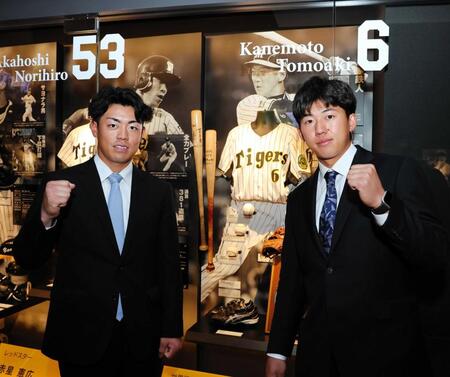 　甲子園歴史館を見学し写真に納まる谷端（左）、立石（撮影・山口登）