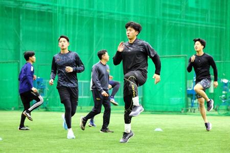 　アップする立石（中央右）ら新入団選手たち（撮影・山口登）