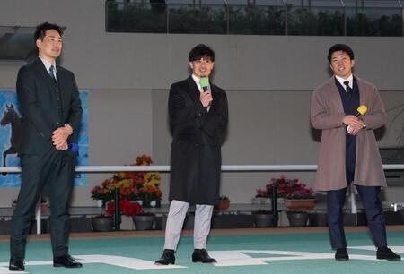 　レース後のトークショーで岩崎、坂本、石井（撮影・中田匡峻）